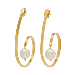 Swirl pearl earrings by Fotini Liami&nbsp;